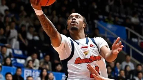 《塞梅尼奥独家揭秘：梅西与C罗，我毫不犹豫的选择！两位足球巨星，各领风骚，谁更胜一筹？》